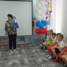 Заведующий поздравляет детей