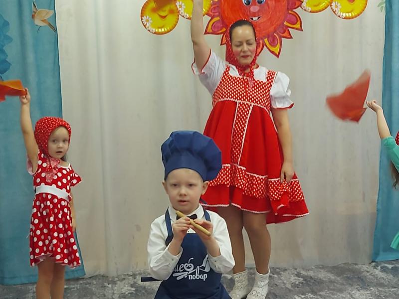 средняя группа танец Матрешек