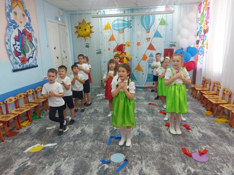 дети танцуют