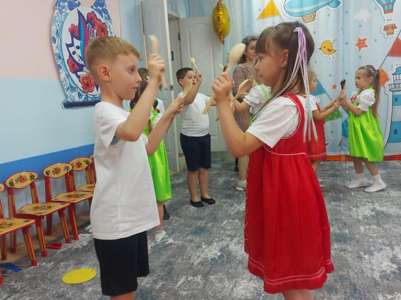 дети танцуют