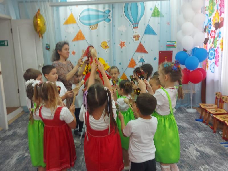 дети танцуют в хоровод