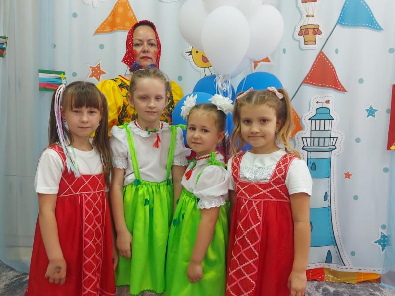 девочки с матрешкой позируют