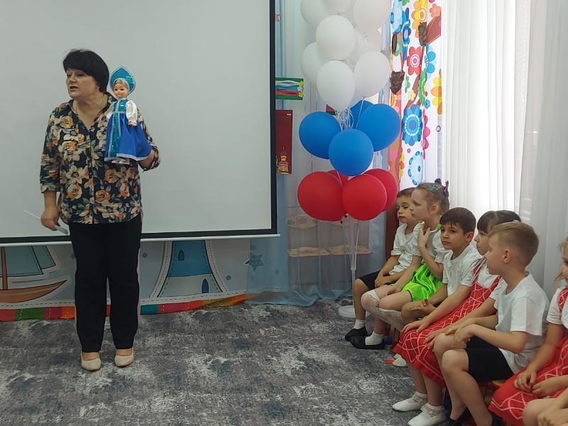 Заведующий поздравляет детей
