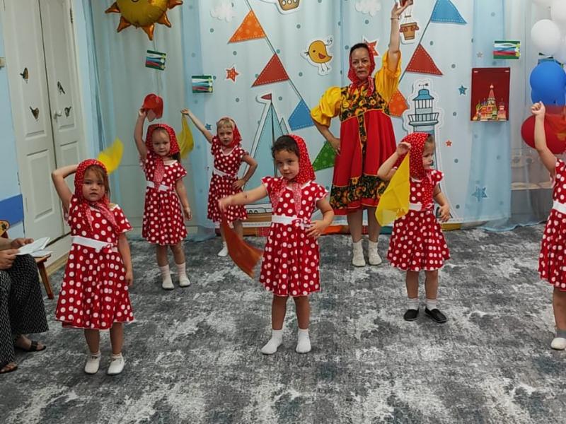 девочки танцуют