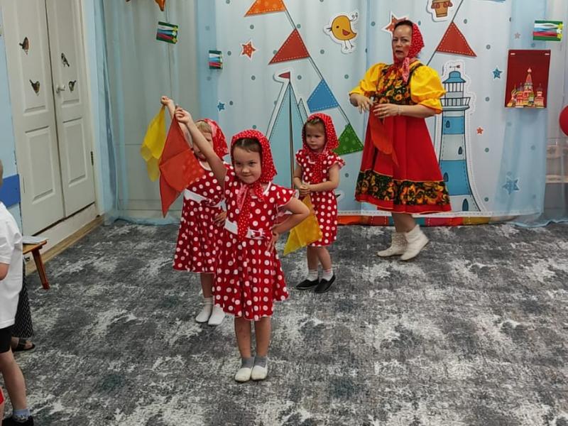 девочки танцуют