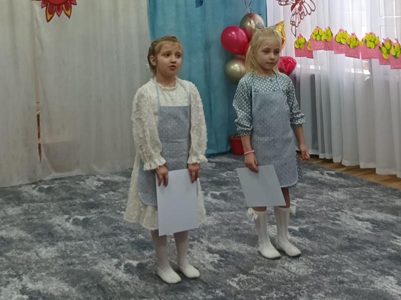 подготовительная группа девочки читают стихи