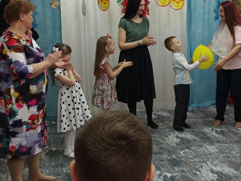 подготовительная группа с мамами играют