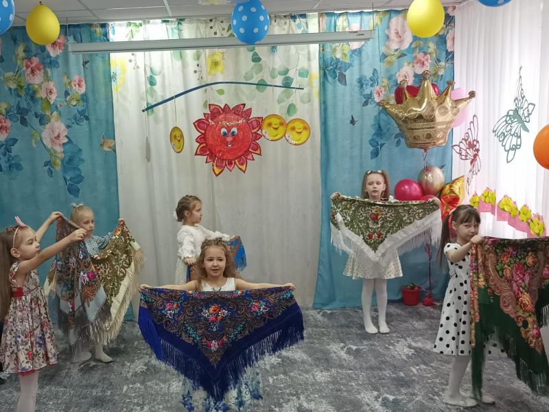 танец с платками подг груп