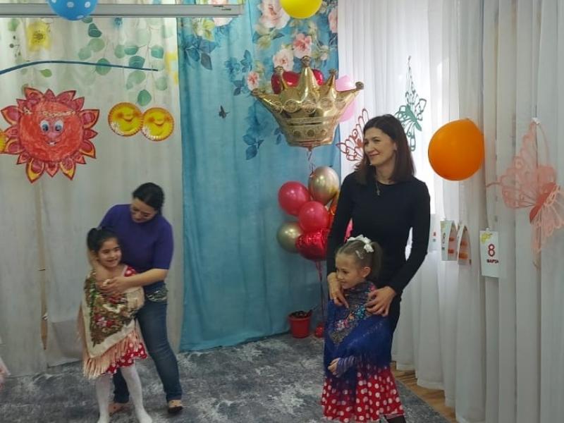 старшая группа мамы танцуют с детьми
