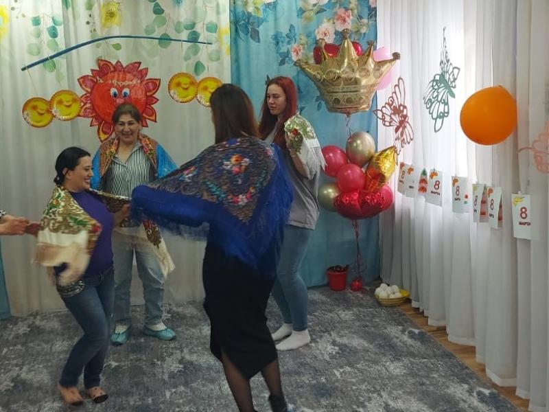 старшая группа мамы танцуют с платками