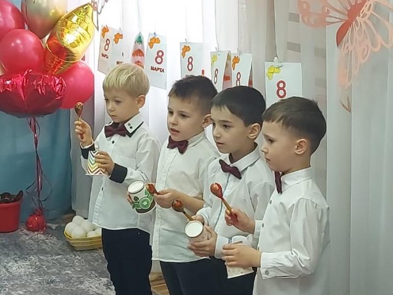 старшая группа мальчики поют