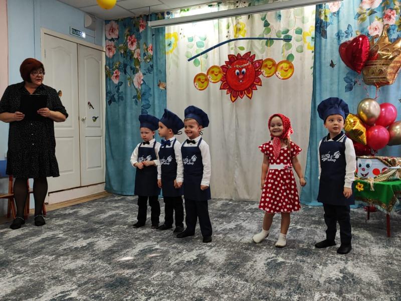 средняя группа выступают дети